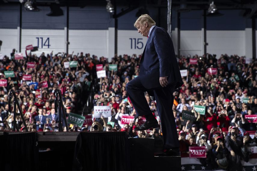 El presidente Donald Trump llega al Aeropuerto W.K. Kellogg, el miércoles 18 de diciembre de 2019, en Battle Creek, Michigan. 