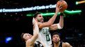 Jayson Tatum (0) de los Celtics de Boston penetra hacia el aro ante Pat Connaughton (izquierda) y Giannis Antetokounmpo de los Bucks de Milwaukee, el domingo 15 de mayo de 2022 para llegar a la Gran Final del Este contra Heat de Miami. Jayson Tatum (0) de los Celtics de Boston penetra hacia el aro ante Pat Connaughton (izquierda) y Giannis Antetokounmpo de los Bucks de Milwaukee, el domingo 15 de mayo de 2022 para llegar a la Gran Final del Este contra Heat de Miami.