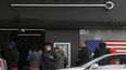 Clientes de una tienda de armas de fuego esperan en l&iacute;nea el domingo 15 de marzo de 2020 en Burbank, California.&nbsp;