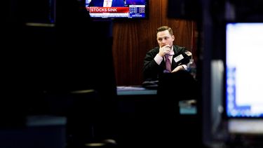 Un corredor observa noticias financieras al final de su jornada en la Bolsa de Valores de Nueva York.&nbsp;