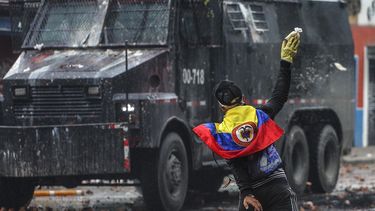 Un manifestante&nbsp; arroja una bolsa de pintura a un vehículo policial durante los enfrentamientos&nbsp; en las afueras de Bogotá, Colombia, el viernes 28 de mayo de 2021.&nbsp; 