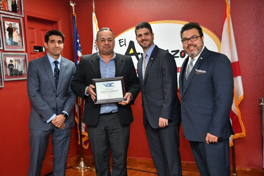 El periodista Daniel castropé recibe la distinción, a nombre de DIARIO LAS AMÉRICAS.