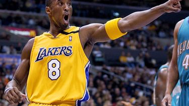  En esta imagen de archivo del 13 de diciembre de 2002, el jugador de los Lakers de Los Ángeles Kobe Bryant señala a un compañero de equipo durante su juego de NBA en Los Ángeles. 