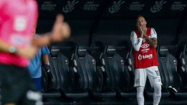 El delantero del Santos, Neymar, reacciona desde el banquillo durante un partido de semifinal del Campeonato Paulista A1 entre Corinthians y Santos en el Arena Corinthians de Sao Paulo, el 9 de marzo de 2025.
