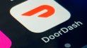 La aplicación de DoorDash en un teléfono celular. La aplicación de DoorDash en un teléfono celular.