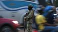 Un soldado vigila el tráfico el 20 de julio de 2023 en el Puente Unidad Nacional que conecta la localidad de Durán con Guayaquil, Ecuador.&nbsp;