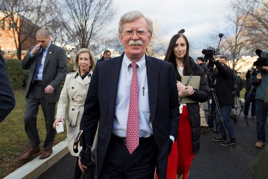 John Bolton (cen.), asesor de seguridad nacional, camina por el ala oeste de la Casa Blanca, en Washington.