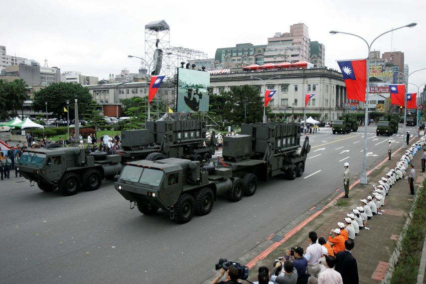 Misiles tierra-aire de fabricación estadounidense pertenecientes al Ejército de Taiwán son exhibidos durante el desfile por el Día Nacional de la República de China, el 10 de octubre de 2007, en Taipei, Taiwán.&nbsp;