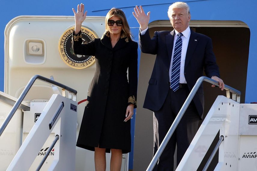 El presidente de Estados Unidos, Donald&nbsp;Trump, y la primera dama, Melania&nbsp;Trump, saludan a su llegada a aeropuerto de Roma.