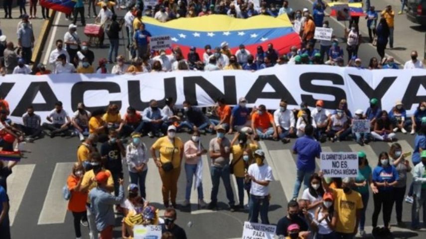 Trabajadores del sector salud, organizaciones políticas y de la sociedad civil se manifestaron en Caracas para exigir la vacunación contra el COVID-19. &nbsp;