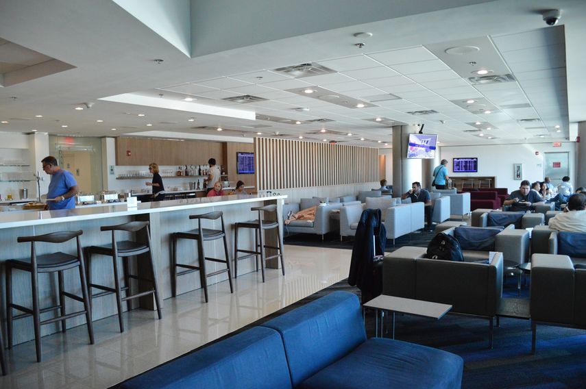 Vista parcial del nuevo sal&oacute;n VIP de LATAM en Miami.