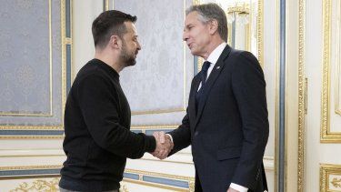 El presidente de Ucrania, Volodymyr Zelenski (izquierda), estrecha la mano del secretario de Estado de Estados Unidos, Antony Blinken, antes de su reunión en Kiev, Ucrania, el 14 de mayo de 2024.&nbsp;