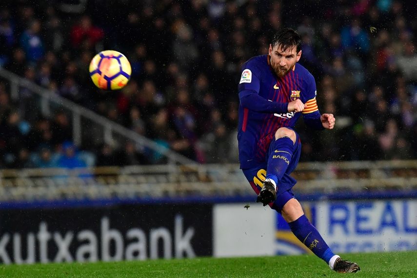 &nbsp;En imagen de archivo del 14 de enero de 2018, el delantero argentino Lionel Messi anota el cuarto gol del Barcelona en un partido de La Liga española ante la Real Sociedad en el estadio Anoeta, en San Sebastián, España