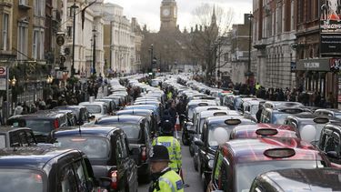 En esta imagen de archivo del 10 de febrero de 2016, taxistas londinenses bloquean una calle durante una protesta en el centro de Londres en la que denunciaban competencia desleal de servicios como Uber.