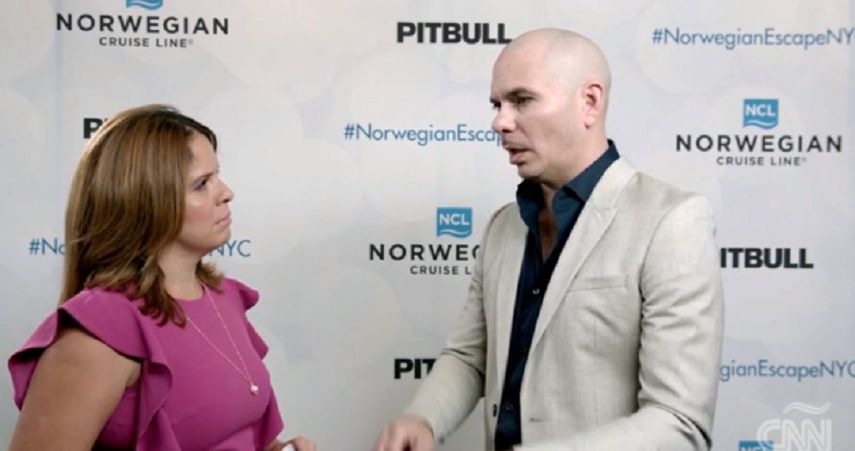 Pitbull conversa con María Santana.&nbsp;