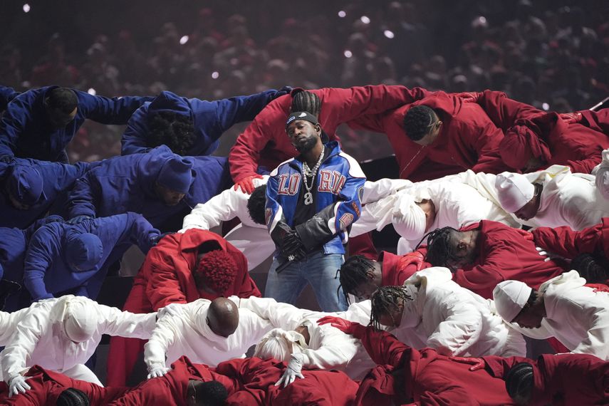 El rapero estadounidense Kendrick Lamar actúa durante el espectáculo de medio tiempo de Apple Music Chiefs vs Eagles del Super Bowl LIX en el Caesars Superdome de Nueva Orleans, Luisiana, el 9 de febrero de 2025.