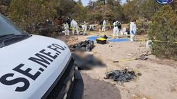 El equipo de investigación criminal trabaja en la exhumación de cadáveres en las fosas comunes encontradas en la zona norte de México, cerca de la frontera de Estados Unidos.