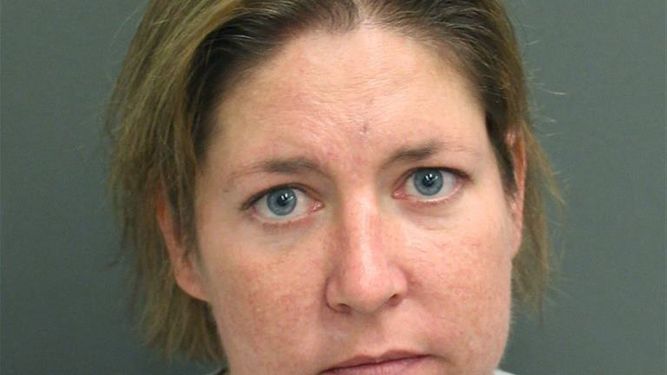 &nbsp; Fotograf&iacute;a difundida por la polic&iacute;a del condado de Orange, Florida, el lunes 24 de febrero de 2020 en la que aparece Sarah Boone, de 42 a&ntilde;os, acusada de meter a su novio en una maleta, grabar sus repetidos gritos de ayuda y dejarlo encerrado hasta que muri&oacute;.