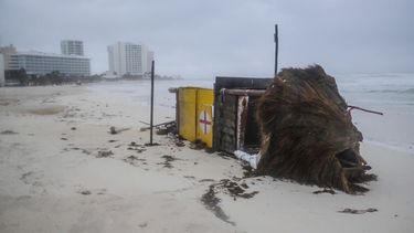 Una torre de vigilancia de salvavidas yace en tierra el mi&eacute;rcoles 7 de octubre de 2020 tras el paso del hurac&aacute;n Delta, en Canc&uacute;n, M&eacute;xico.&nbsp;