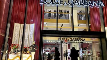 Personas de pie fuera de la tienda de Dolce & Gabbana en la Quinta Avenida el 21 de noviembre de 2021 en Nueva York.&nbsp;