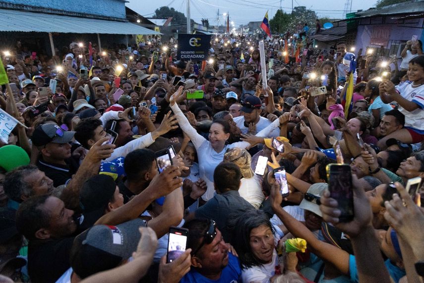 La líder opositora María Corina Machado saluda a simpatizantes durante un acto de campaña en la población de Turén, estado Portuguesa.