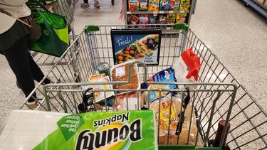 Clientes en fila para pagar sus productos en un mercado de la cadena Publix.