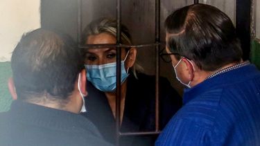 La expresidenta interina de Bolivia, Jeannine Ánez, habla con sus abogados en una celda de la Fuerza Especial de Lucha contra el Crimen (FELCC) luego de ser detenida en La Paz, el 13 de marzo de 2021.&nbsp; &nbsp;