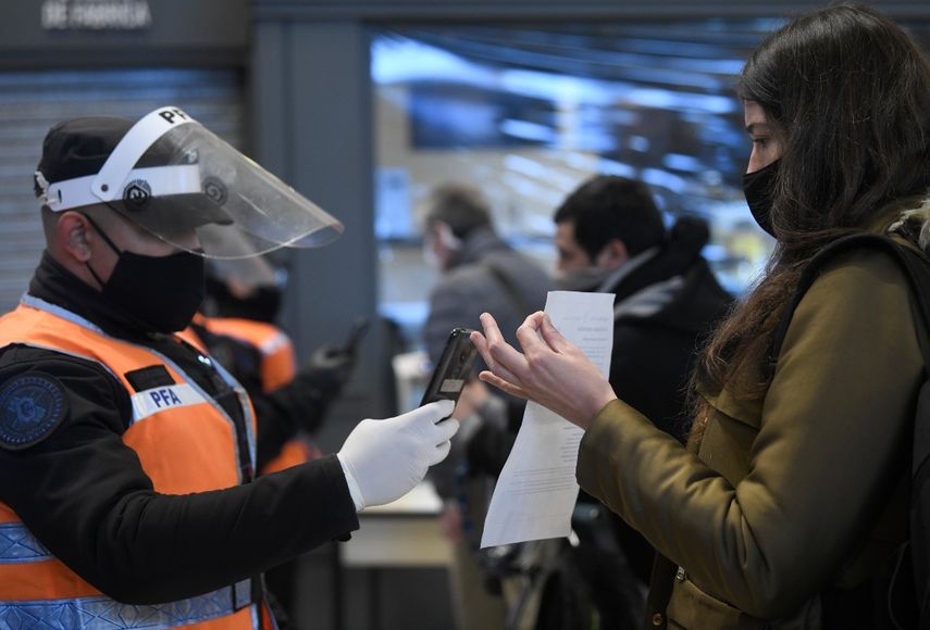 La policía verifica la identificación y el permiso de los viajeros para circular en la estación de trenes de Constitución el primer día de una cuarentena más estricta para frenar la propagación del COVID-19 en Buenos Aires, Argentina, el miércoles 1 de julio de 2020