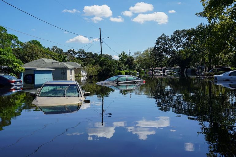 Imagen de una calle inundada con autos sumergidos en el barrio Orlovista luego del paso del huracán Ian. 1 de octubre de 2022 en Orlando, Florida.