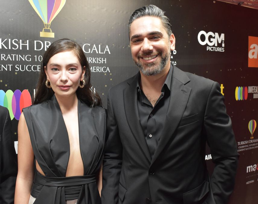 Neslihan Atagül y Kadir Doulu.