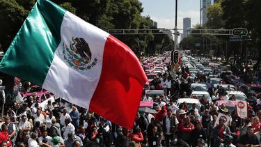 Cientos de taxistas se re&uacute;nen para protestar contra aplicaciones que ofrecen transporte en la Ciudad de M&eacute;xico. El pa&iacute;s azteca padece de desaceleraci&oacute;n econ&oacute;mica que ha perjudicado a varios sectores d ela econom&iacute;a.