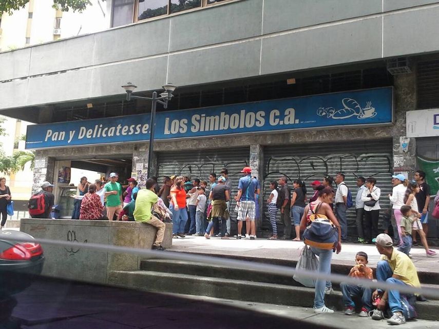 Decenas de caraqueños salen en las mañana para buscar pan, pero &nbsp;deben hacer largas colas.&nbsp;
