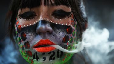 En esta fotografía de archivo del 20 de abril de 2021, Ana Méndez Casteñeda fuma marihuana durante el Fumaton 420 frente al Senado nacional en la Ciudad de México