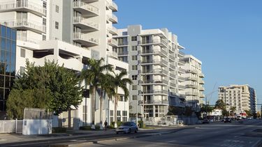 Vista parcial de una calle en Miami, donde se aprecian edificios de viviendas.
