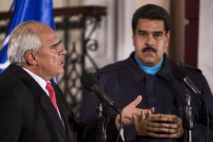 El presidente venezolano, Nicolás Maduro (derecha), y el secretario general de la Unión de Naciones Suramericanas (Unasur), el expresidente colombiano Ernesto Samper, ofrecen una rueda de prensa el miércoles 4 de febrero