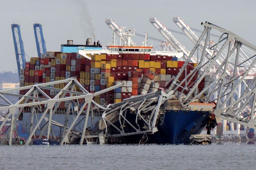 El buque carguero Dali atrapado debajo de una estructura del puente Francis Scott Key después de que la embarcación chocó contra el puente, el martes 26 de marzo de 2024, en Pasadena, Maryland.