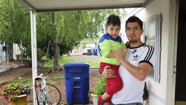 Osvaldo Salas fotografiado en su casa con uno de sus hijos en Phoenix el 18 de marzo del 2020. Salas habla poco inglés y dice que se siente decepcionado de que las autoridades de Arizona no estén ofreciendo información en español acerca del coronavirus. 