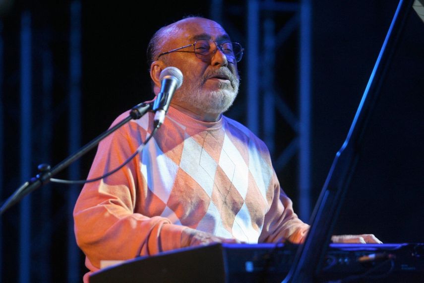 El músico Eddie Palmieri se presenta el 2 de agosto de 2009 en el Théâtre de la Mer en Sète, sureste de Francia, durante el Festival de Música FiestA.