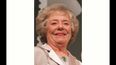 Patricia Hitchcock posa en una fotografía del 29 de octubre de 1997 en Los Angeles. La hija única de Alfred Hitchcock, quien actuó en Strangers on a Train, ha muerto. Tenía 93 años.