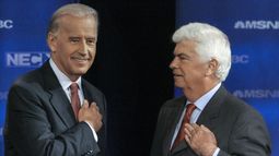 Foto de septiembre de 2007 de Joe Biden y Christopher Dodd, cuando ambos eran entonces aspirantes presidenciales demócratas.