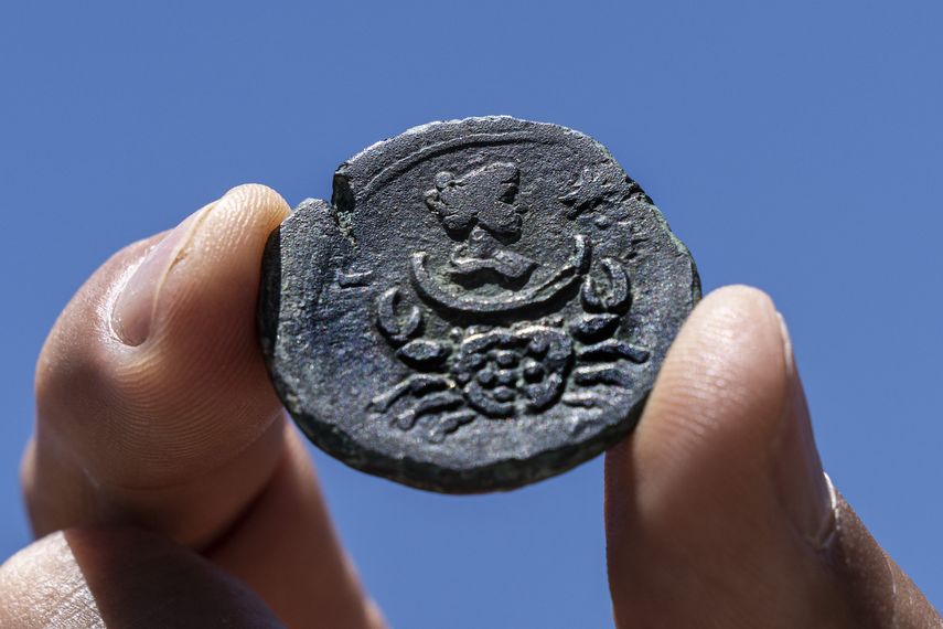 La foto muestra una cara de una moneda de bronce de hace casi 1.850 años hallada frente a la ciudad costera de Haifa, exhibida por la Autoridad de Antigüedades de Israel en Jerusalén, martes 26 de julio de 2022.&nbsp;
