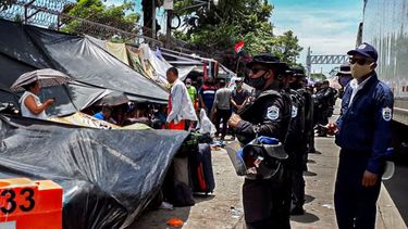 La polic&iacute;a del r&eacute;gimen sandinista bloquea el paso en la frontera en Pe&ntilde;as Blancas para impedir el acceso de&nbsp;nicarag&uuml;enses a su pa&iacute;s.