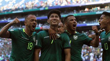El delantero boliviano Miguel Terceros (segundo por la izquierda), número 07, celebra con sus compañeros Juan Godoy (izq.), Robson Matheus (número 14) y Ramiro Vaca (número 10) tras anotar un penal durante el partido de semifinales de la repesca de las eliminatorias para la Copa Mundial de la FIFA 2026 entre Bolivia y Surinam en el Estadio BBVA de Guadalupe, México, el 26 de marzo de 2026.&nbsp;