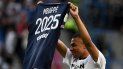 Kylian Mbappé muestra la camisa con el número de 2025 al haber extendido el contrato por tres años con el PSG