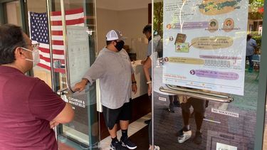 Nacionales inscritos para votar durante las elecciones de Bolivia, el 18 de octubre de 2020, en el recinto asignado en la localidad de Doral, en Miami-Dade.