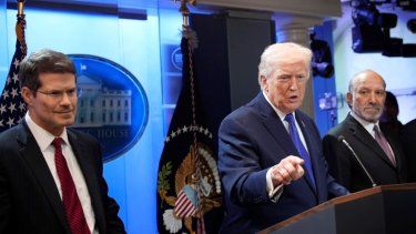 El presidente Donald J. Trump, junto al fiscal general John Sauer (izquierda) y al secretario de Comercio Howard Lutnick (derecha), habla sobre la anulación por parte del Tribunal Supremo de la mayoría de sus aranceles durante una rueda de prensa en la sala de prensa de la Casa Blanca en Washington, DC, el 20 de febrero de 2026.