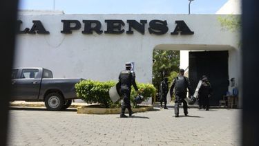 La policía de la dictadura sandinista mantiene ocupada las instalaciones del diario La Prensa.