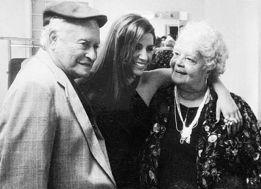 Lena con sus abuelos paternos Reí y Borja.