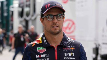 El piloto mexicano Sergio Pérez (Red Bull) llega al circuito de Monza, sede del Gran Premio de Italia, el jueves 31 de agosto de 2023.