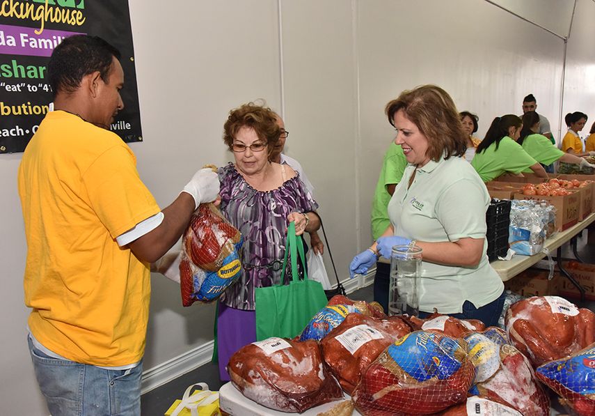 Voluntarios entregan los alimentos donados a necesitados (ÁLVARO MATA)